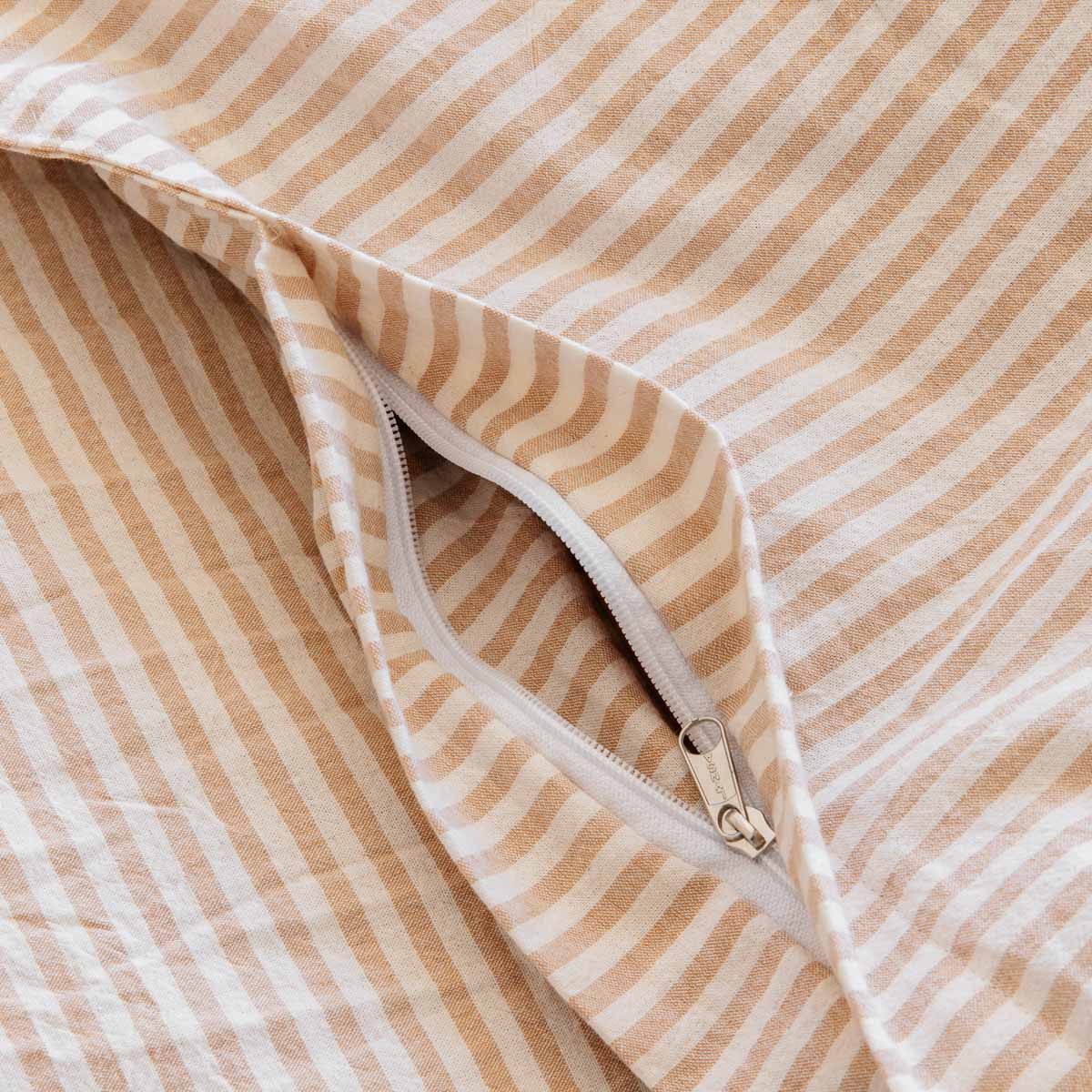 Cubre Edredón Mil Raya Beige