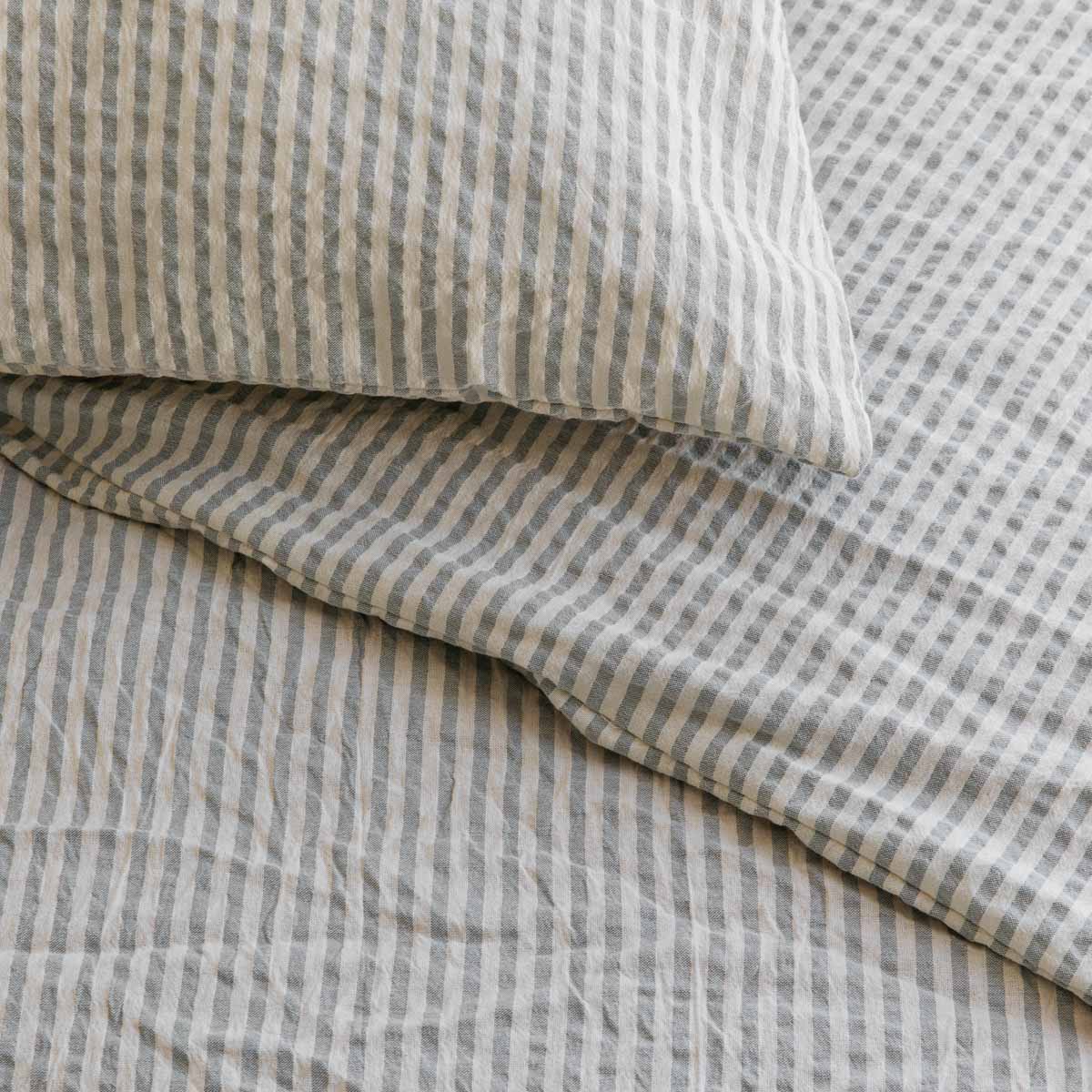 Cubre Edredón Mil Raya Gris